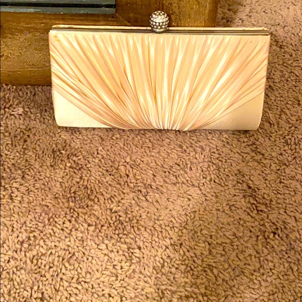 Champagne clutch